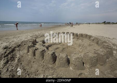 Am 'Couchant Beach' sonnen sich die Menschen am 23. Mai 2020 in abgehauenen, von der Stadt am Strand in La Grande Motte, Südfrankreich markierten Zonen. Der erste organisierte Strand in Frankreich, um getrennte Zonen für Strandbesucher zu implementieren, um soziale Distanzierung zu respektieren und gemessen durch die COVID-19 Pandemie. Fotos von Patrick Aventurier/ABACAPRESS.COM Stockfoto