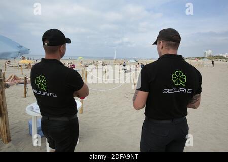 Am 'Couchant Beach' sonnen sich die Menschen am 23. Mai 2020 in abgehauenen, von der Stadt am Strand in La Grande Motte, Südfrankreich markierten Zonen. Der erste organisierte Strand in Frankreich, um getrennte Zonen für Strandbesucher zu implementieren, um soziale Distanzierung zu respektieren und gemessen durch die COVID-19 Pandemie. Fotos von Patrick Aventurier/ABACAPRESS.COM Stockfoto