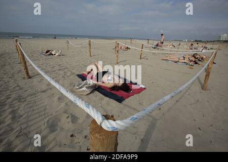 Am 'Couchant Beach' sonnen sich die Menschen am 23. Mai 2020 in abgehauenen, von der Stadt am Strand in La Grande Motte, Südfrankreich markierten Zonen. Der erste organisierte Strand in Frankreich, um getrennte Zonen für Strandbesucher zu implementieren, um soziale Distanzierung zu respektieren und gemessen durch die COVID-19 Pandemie. Fotos von Patrick Aventurier/ABACAPRESS.COM Stockfoto