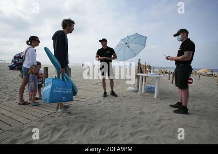 Am 'Couchant Beach' sonnen sich die Menschen am 23. Mai 2020 in abgehauenen, von der Stadt am Strand in La Grande Motte, Südfrankreich markierten Zonen. Der erste organisierte Strand in Frankreich, um getrennte Zonen für Strandbesucher zu implementieren, um soziale Distanzierung zu respektieren und gemessen durch die COVID-19 Pandemie. Fotos von Patrick Aventurier/ABACAPRESS.COM Stockfoto