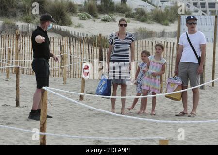 Am 'Couchant Beach' sonnen sich die Menschen am 23. Mai 2020 in abgehauenen, von der Stadt am Strand in La Grande Motte, Südfrankreich markierten Zonen. Der erste organisierte Strand in Frankreich, um getrennte Zonen für Strandbesucher zu implementieren, um soziale Distanzierung zu respektieren und gemessen durch die COVID-19 Pandemie. Fotos von Patrick Aventurier/ABACAPRESS.COM Stockfoto