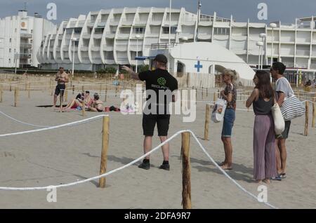 Am 'Couchant Beach' sonnen sich die Menschen am 23. Mai 2020 in abgehauenen, von der Stadt am Strand in La Grande Motte, Südfrankreich markierten Zonen. Der erste organisierte Strand in Frankreich, um getrennte Zonen für Strandbesucher zu implementieren, um soziale Distanzierung zu respektieren und gemessen durch die COVID-19 Pandemie. Fotos von Patrick Aventurier/ABACAPRESS.COM Stockfoto