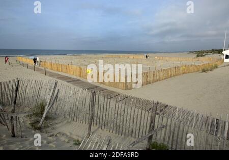 Am 'Couchant Beach' sonnen sich die Menschen am 23. Mai 2020 in abgehauenen, von der Stadt am Strand in La Grande Motte, Südfrankreich markierten Zonen. Der erste organisierte Strand in Frankreich, um getrennte Zonen für Strandbesucher zu implementieren, um soziale Distanzierung zu respektieren und gemessen durch die COVID-19 Pandemie. Fotos von Patrick Aventurier/ABACAPRESS.COM Stockfoto