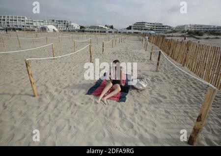 Am 'Couchant Beach' sonnen sich die Menschen am 23. Mai 2020 in abgehauenen, von der Stadt am Strand in La Grande Motte, Südfrankreich markierten Zonen. Der erste organisierte Strand in Frankreich, um getrennte Zonen für Strandbesucher zu implementieren, um soziale Distanzierung zu respektieren und gemessen durch die COVID-19 Pandemie. Fotos von Patrick Aventurier/ABACAPRESS.COM Stockfoto