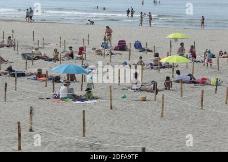 Am 'Couchant Beach' sonnen sich die Menschen am 23. Mai 2020 in abgehauenen, von der Stadt am Strand in La Grande Motte, Südfrankreich markierten Zonen. Der erste organisierte Strand in Frankreich, um getrennte Zonen für Strandbesucher zu implementieren, um soziale Distanzierung zu respektieren und gemessen durch die COVID-19 Pandemie. Fotos von Patrick Aventurier/ABACAPRESS.COM Stockfoto