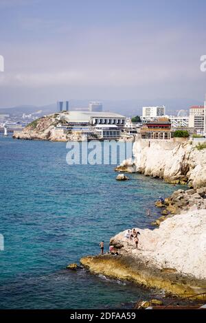 Trotz der Schließung der Strände von Marseille versammeln sich am 23. Mai 2020 Menschen aus Marseille an der Küste in Marseille, Frankreich. Foto von Julien Poupart/ABACAPRESS.COM Stockfoto