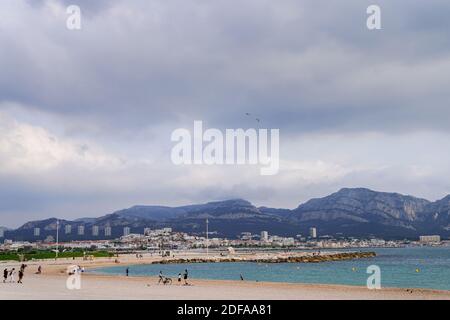 Trotz der Schließung der Strände von Marseille treffen sich am 23. Mai 2020 Menschen aus Marseille am Prado-Strand in Marseille, Frankreich. Foto von Julien Poupart/ABACAPRESS.COM Stockfoto