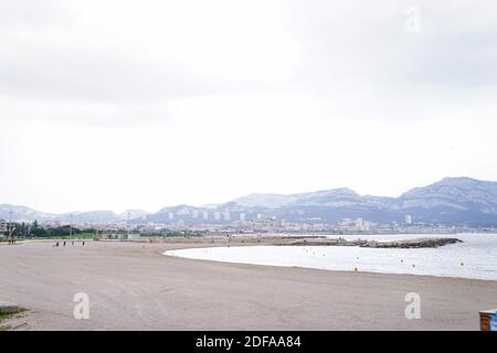 Trotz der Schließung der Strände von Marseille treffen sich am 23. Mai 2020 Menschen aus Marseille am Prado-Strand in Marseille, Frankreich. Foto von Julien Poupart/ABACAPRESS.COM Stockfoto