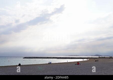 Trotz der Schließung der Strände von Marseille treffen sich am 23. Mai 2020 Menschen aus Marseille am Prado-Strand in Marseille, Frankreich. Foto von Julien Poupart/ABACAPRESS.COM Stockfoto