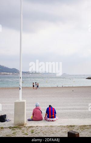 Trotz der Schließung der Strände von Marseille treffen sich am 23. Mai 2020 Menschen aus Marseille am Prado-Strand in Marseille, Frankreich. Foto von Julien Poupart/ABACAPRESS.COM Stockfoto