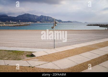 Trotz der Schließung der Strände von Marseille treffen sich am 23. Mai 2020 Menschen aus Marseille am Prado-Strand in Marseille, Frankreich. Foto von Julien Poupart/ABACAPRESS.COM Stockfoto