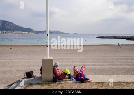 Trotz der Schließung der Strände von Marseille treffen sich am 23. Mai 2020 Menschen aus Marseille am Prado-Strand in Marseille, Frankreich. Foto von Julien Poupart/ABACAPRESS.COM Stockfoto