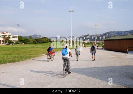 Trotz der Schließung der Strände von Marseille treffen sich am 23. Mai 2020 Menschen aus Marseille am Prado-Strand in Marseille, Frankreich. Foto von Julien Poupart/ABACAPRESS.COM Stockfoto