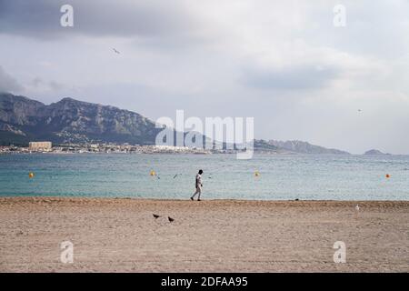 Trotz der Schließung der Strände von Marseille treffen sich am 23. Mai 2020 Menschen aus Marseille am Prado-Strand in Marseille, Frankreich. Foto von Julien Poupart/ABACAPRESS.COM Stockfoto