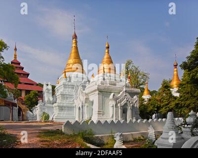 STUPAS in der TAUNG MIN GYI Pagode Komplex in AMARAPURA der alten königlichen Hauptstadt 11 Kilometer von MANDALAY - MYANMAR Stockfoto