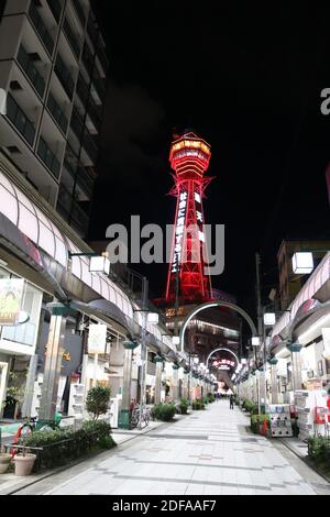 Osaka, Japan. Dezember 2020. Der Tsutenkaku-Turm ist am 3. Dezember 2020 in Osaka, Westjapan, rot beleuchtet, nachdem die Präfekturregierung von Osaka am Donnerstag ihre Warnung vor dem Coronavirus auf ein Notfallniveau angehoben hatte. Quelle: AFLO/Alamy Live News Stockfoto