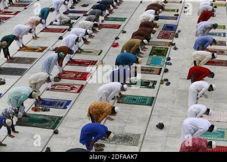 Muslime in Bangladesch bieten Eid al-fitr Gebet in sicherer Entfernung inmitten der Coronavirus (Covid-19) Krise in Baitul Mukarram National Moschee in Dhaka, Bangladesch, 25. Mai 2020. Foto von Suvra Kanti das/ABACAPRESS.COM Stockfoto