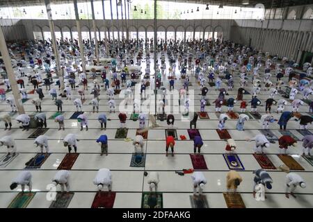 Muslime in Bangladesch bieten Eid al-fitr Gebet in sicherer Entfernung inmitten der Coronavirus (Covid-19) Krise in Baitul Mukarram National Moschee in Dhaka, Bangladesch, 25. Mai 2020. Foto von Suvra Kanti das/ABACAPRESS.COM Stockfoto