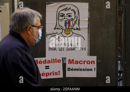 Ein Plakat Lesung, bedeutet für das öffentliche Krankenhaus, une medaille pour les Soignants (eine Medaille für Pflegekräfte). Der französische Präsident Emmanuel Macron bot eine Medaille an Betreuer, die gegen das Coronavirus Covid-19 kämpften. Die Mobilisierung und die Streiks in Krankenhäusern werden wieder aufgenommen, die Gewerkschaften fordern eine Erhöhung um 300 Euro, eine Aufwertung der Gehaltsstufen. Paris, Frankreich, 25. Mai 2020. Foto von Alfred Yaghobzadeh/ABACAPRESS.COM Stockfoto