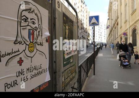 Ein Plakat Lesung, bedeutet für das öffentliche Krankenhaus, une medaille pour les Soignants (eine Medaille für Pflegekräfte). Der französische Präsident Emmanuel Macron bot eine Medaille an Betreuer, die gegen das Coronavirus Covid-19 kämpften. Die Mobilisierung und die Streiks in Krankenhäusern werden wieder aufgenommen, die Gewerkschaften fordern eine Erhöhung um 300 Euro, eine Aufwertung der Gehaltsstufen. Paris, Frankreich, 25. Mai 2020. Foto von Alfred Yaghobzadeh/ABACAPRESS.COM Stockfoto