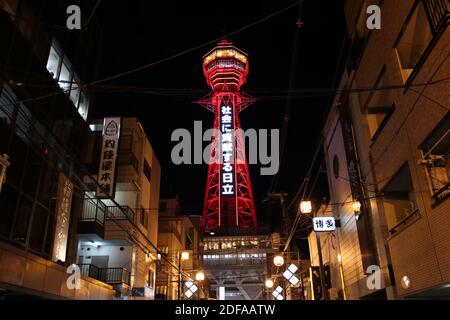 Osaka, Japan. Dezember 2020. Der Tsutenkaku-Turm ist am 3. Dezember 2020 in Osaka, Westjapan, rot beleuchtet, nachdem die Präfekturregierung von Osaka am Donnerstag ihre Warnung vor dem Coronavirus auf ein Notfallniveau angehoben hatte. Quelle: AFLO/Alamy Live News Stockfoto