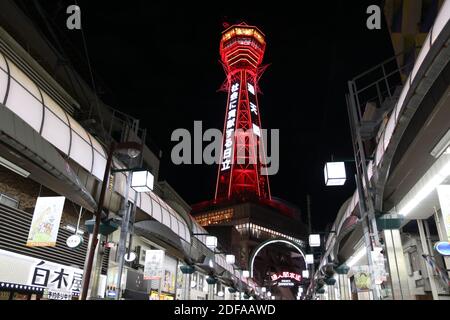 Osaka, Japan. Dezember 2020. Der Tsutenkaku-Turm ist am 3. Dezember 2020 in Osaka, Westjapan, rot beleuchtet, nachdem die Präfekturregierung von Osaka am Donnerstag ihre Warnung vor dem Coronavirus auf ein Notfallniveau angehoben hatte. Quelle: AFLO/Alamy Live News Stockfoto