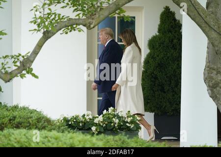 US-Präsident Donald Trump und First Lady Melania Trump verlassen das Weiße Haus auf dem Weg zum Fort McHenry National Monument und Historic Shrine in Baltimore, um den Memorial Day zu feiern, indem sie an einer Kranzverlegezeremonie teilnehmen. Washington, DC, USA, 25. Mai 2020. Foto von Chris Kleponis/Pool/ABACAPRESS.COM Stockfoto