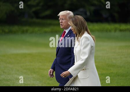 US-Präsident Donald Trump und First Lady Melania Trump verlassen das Weiße Haus auf dem Weg zum Fort McHenry National Monument und Historic Shrine in Baltimore, um den Memorial Day zu feiern, indem sie an einer Kranzverlegezeremonie teilnehmen. Washington, DC, USA, 25. Mai 2020. Foto von Chris Kleponis/Pool/ABACAPRESS.COM Stockfoto