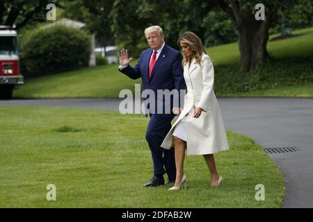 US-Präsident Donald Trump und First Lady Melania Trump verlassen das Weiße Haus auf dem Weg zum Fort McHenry National Monument und Historic Shrine in Baltimore, um den Memorial Day zu feiern, indem sie an einer Kranzverlegezeremonie teilnehmen. Washington, DC, USA, 25. Mai 2020. Foto von Chris Kleponis/Pool/ABACAPRESS.COM Stockfoto