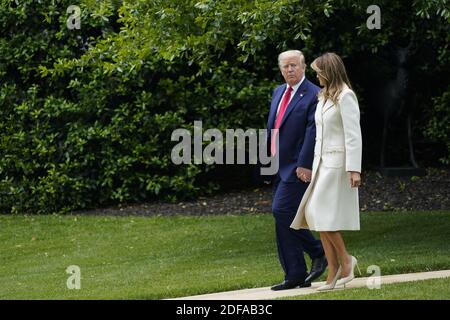 US-Präsident Donald Trump und First Lady Melania Trump verlassen das Weiße Haus auf dem Weg zum Fort McHenry National Monument und Historic Shrine in Baltimore, um den Memorial Day zu feiern, indem sie an einer Kranzverlegezeremonie teilnehmen. Washington, DC, USA, 25. Mai 2020. Foto von Chris Kleponis/Pool/ABACAPRESS.COM Stockfoto