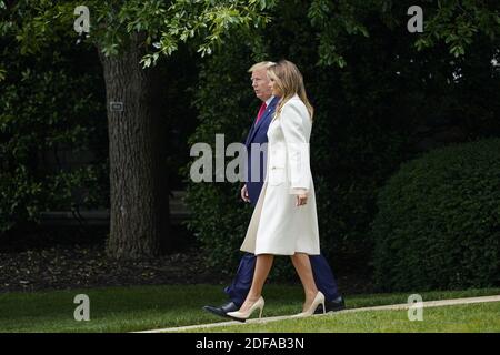 US-Präsident Donald Trump und First Lady Melania Trump verlassen das Weiße Haus auf dem Weg zum Fort McHenry National Monument und Historic Shrine in Baltimore, um den Memorial Day zu feiern, indem sie an einer Kranzverlegezeremonie teilnehmen. Washington, DC, USA, 25. Mai 2020. Foto von Chris Kleponis/Pool/ABACAPRESS.COM Stockfoto