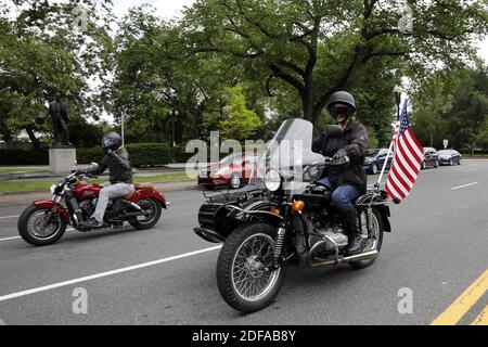 Fahrradfahrer fahren entlang der Constitution Avenue in Washington am 25. Mai 2020. Die traditionelle Parade am Memorial Day und der Rolling Thunder wurden wegen des Ausbruchs der Coronavirus-Krankheit (COVID-19) abgesagt. Foto von Yuri Gripas/ABACAPRESS.COM Stockfoto