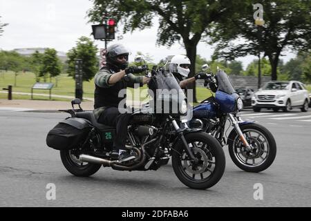 Fahrradfahrer fahren entlang der Constitution Avenue in Washington am 25. Mai 2020. Die traditionelle Parade am Memorial Day und der Rolling Thunder wurden wegen des Ausbruchs der Coronavirus-Krankheit (COVID-19) abgesagt. Foto von Yuri Gripas/ABACAPRESS.COM Stockfoto