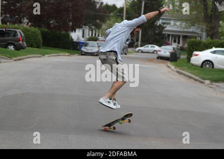 Skateboarder Durchführung Skateboard Trick auf Beton. Sportler üben Sprung, Stockfoto