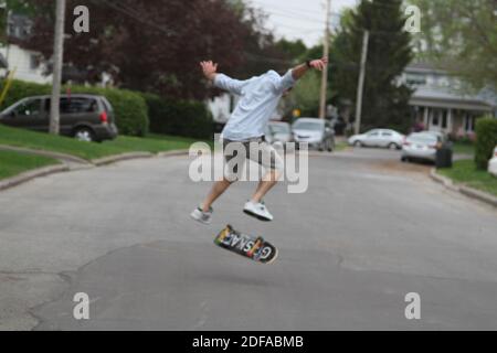 Skateboarder Durchführung Skateboard Trick auf Beton. Sportler üben Sprung, Stockfoto