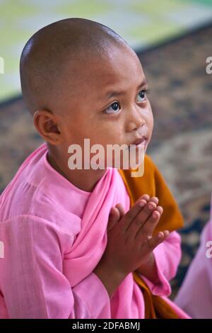 Junge Nonnen U PONYA SHIN Pagode auf SAGAING Hügel in der Nähe von MANDALAY - MYANMAR Stockfoto