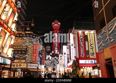 Osaka, Japan. Dezember 2020. Der Tsutenkaku-Turm ist am 3. Dezember 2020 in Osaka, Westjapan, rot beleuchtet, nachdem die Präfekturregierung von Osaka am Donnerstag ihre Warnung vor dem Coronavirus auf ein Notfallniveau angehoben hatte. Quelle: AFLO/Alamy Live News Stockfoto