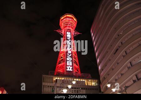 Osaka, Japan. Dezember 2020. Der Tsutenkaku-Turm ist am 3. Dezember 2020 in Osaka, Westjapan, rot beleuchtet, nachdem die Präfekturregierung von Osaka am Donnerstag ihre Warnung vor dem Coronavirus auf ein Notfallniveau angehoben hatte. Quelle: AFLO/Alamy Live News Stockfoto