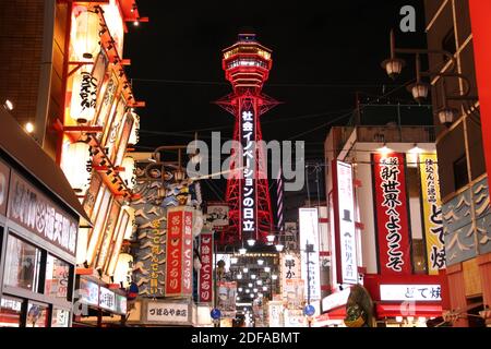 Osaka, Japan. Dezember 2020. Der Tsutenkaku-Turm ist am 3. Dezember 2020 in Osaka, Westjapan, rot beleuchtet, nachdem die Präfekturregierung von Osaka am Donnerstag ihre Warnung vor dem Coronavirus auf ein Notfallniveau angehoben hatte. Quelle: AFLO/Alamy Live News Stockfoto