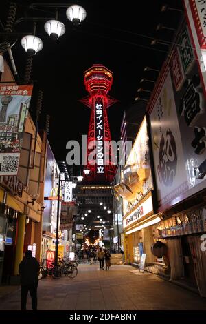 Osaka, Japan. Dezember 2020. Der Tsutenkaku-Turm ist am 3. Dezember 2020 in Osaka, Westjapan, rot beleuchtet, nachdem die Präfekturregierung von Osaka am Donnerstag ihre Warnung vor dem Coronavirus auf ein Notfallniveau angehoben hatte. Quelle: AFLO/Alamy Live News Stockfoto