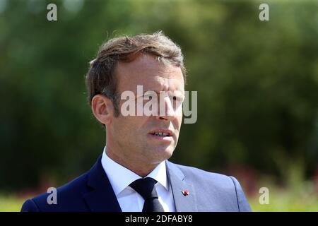 Präsident Emmanuel Macron besucht am 26. Mai 2020 die Fabrik des Herstellers Valeo in Etaples, in der Nähe von Le Touquet, Nordfrankreich, als Teil der Einführung eines Plans zur Rettung der französischen Automobilindustrie. Foto von Franck Crusiaux/Pool/ABACAPRESS.COM Stockfoto