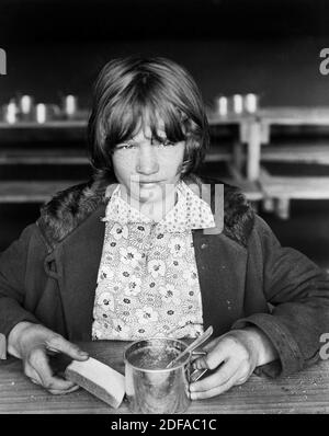 Dürre Opfer essen Mittagessen eingerichtet von American Red Cross, Lonoke County, Arkansas, USA, Lewis Wickes Hine, American National Red Cross Collection, 1930 Stockfoto