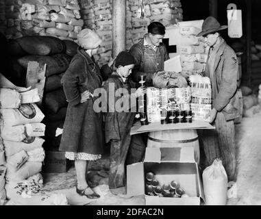 Farmer, seine Frau und sein Sohn, Opfer der Dürre, erhalten eine ausgewogene Lebensmittelbestellung vom American Red Cross im Großhandelsmarkt, Paintsville, Kentucky, USA, Lewis Wickes Hine, American National Red Cross Collection, 1930 Stockfoto