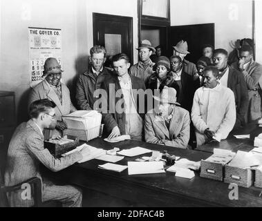 Typische Szene in mehr als 750 Grafschaften in 20 von Dürre heimgesuchten Staaten, in denen Freiwillige des American Red Cross Chapter Workers Lebensmittelbestellungen für Dürreopfer verarbeiten, Lewis Wickes Hine, American National Red Cross Collection, Februar 1931 Stockfoto