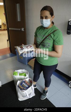 Eine arbeitslose Frau erhält während des Ausbruchs der Coronavirus-Krankheit (COVID-19) am 27. Mai 2020 im Heilsarmee-Zentrum in Washington eine kostenlose Nahrung. Der kostenlose Lebensmittelservice stieg in der gesamten Region der Hauptstadt in den letzten zwei Monaten um mehr als 25 %. Foto von Yuri Gripas/ABACAPRESS.COM Stockfoto