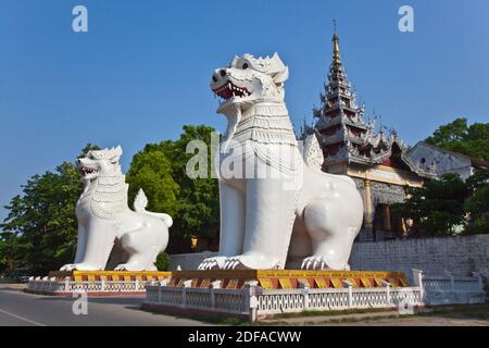 Riesen CHINLES (halb Löwe halb Drache) bewachen den südwestlichen Eingang zu MANDALAY HILL - MANDALAY, MYANMAR Stockfoto