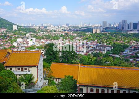 PENANG, MALAYSIA - 6 Dec 2019 - Blick auf die Stadt der historischen George Town aus der Lok Si himmlischen Tempel, der größten buddhistischen Tempel in Penan gesehen Stockfoto