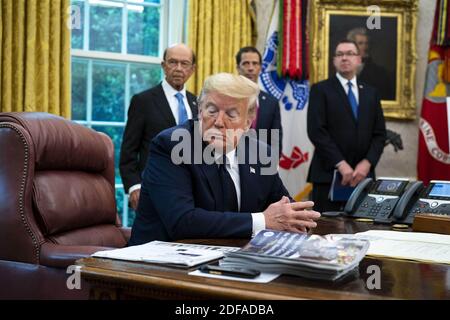 Präsident Donald Trump macht Bemerkungen, als er am Donnerstag, den 28. Mai 2020, in Washington, DC, USA, ein Briefing über die Hurrikan-Saison 2020 im Oval Office erhält. Foto von Doug Mills/Pool/ABACAPRESS.COM Stockfoto