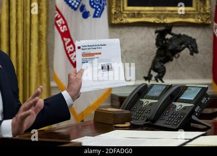 NYTVIRUS -Präsident Donald Trump mit Generalstaatsanwalt William Barr, machen Bemerkungen, bevor sie eine Exekutive Order in der Oval Office, die Facebook, Google und Twitter für die Art und Weise, wie sie Polizei Inhalte online bestrafen wird, Donnerstag, 28. Mai 2020. Foto von Doug Mills/The New York Times/Pool/ABACAPRESS.COM Stockfoto