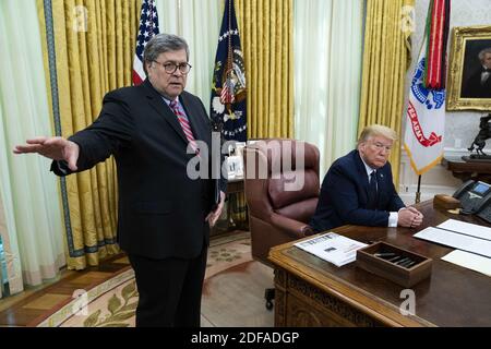 NYTVIRUS -Präsident Donald Trump mit Generalstaatsanwalt William Barr, machen Bemerkungen, bevor sie eine Exekutive Order in der Oval Office, die Facebook, Google und Twitter für die Art und Weise, wie sie Polizei Inhalte online bestrafen wird, Donnerstag, 28. Mai 2020. Foto von Doug Mills/The New York Times/Pool/ABACAPRESS.COM Stockfoto